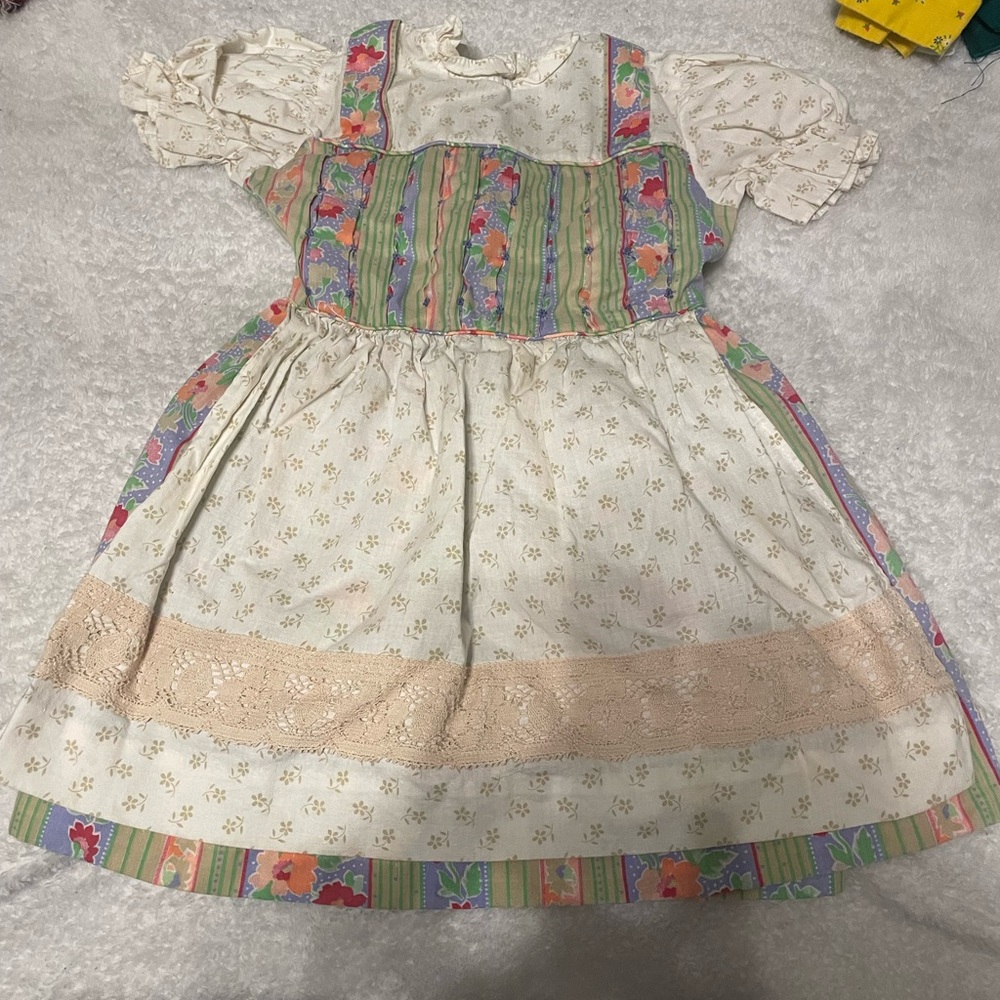 Beautiful vintage size 6 dress